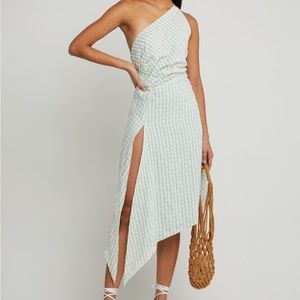 Caara New Women Asymmetric Backless Plaid Dress in green and white size S